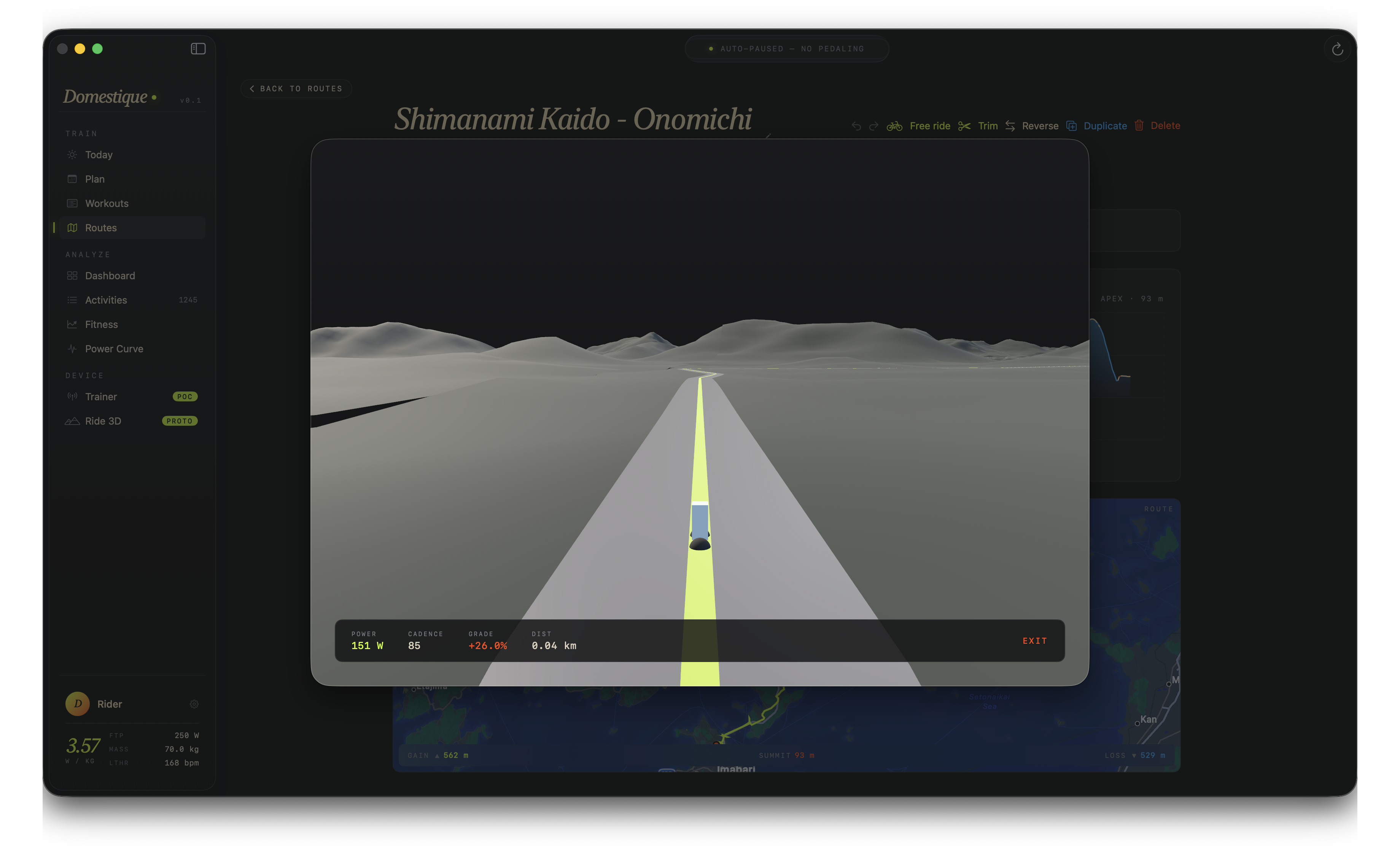 Ride 3Dプロトタイプでしまなみ海道を走っている様子。フラットシェーディングのグレーの地形の上を、シャルトリューズの線が入ったテクスチャなしの道が一人称視点で伸び、前方にプレースホルダーのライダー、HUDには151W、ケイデンス85、勾配+26.0%、0.04kmと表示されている。